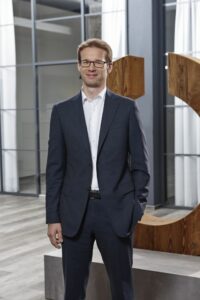 Florian Wieser übernimmt im Januar 2026 die Rolle des CFO bei Fressnapf und hatte in dieser Rolle bereits Erfahrung bei der Ceconomy AG.