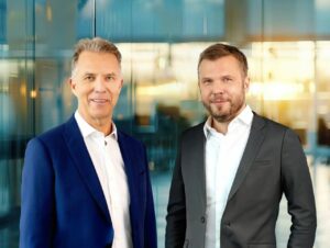 Patrick Steppe übergibt seinen Staffelstab an Hilmar Hübers.