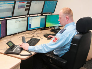 Gut, wenn es eine Einbruchmeldeanlage gibt, die bei der Polizei oder einem Wachdienst aufgeschaltet ist.