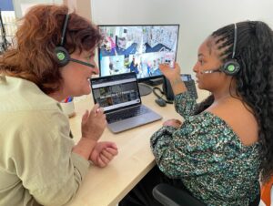 House of Bluecherry-Geschäftsführerin Tina Otte und ihre Mitarbeitenden tragen Headsets, um miteinander kommunizieren und Anweisungen vom Computer zu erhalten.