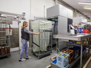 Der „RollPac“ von Tomra ist das erste vertikale Kompaktiersystem und bietet rund 30 Prozent mehr Sammelvolumen.