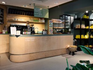 Das Café „Gardeners Coffee Club“ mit holzverkleideter Theke
