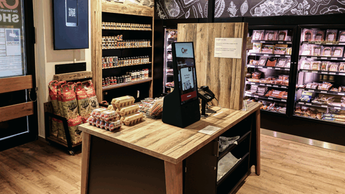 Self-Checkout-Terminal in der Metzgerei Ott in Garching: Die integrierte SB-Zone ermöglicht den Verkauf auch nach Ladenschluss.