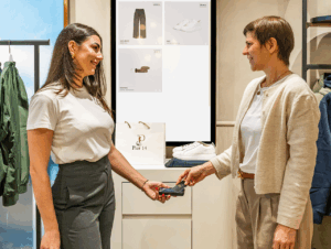 Digital-Signage-Terminals im Pier-14-Store in Ahlbeck: Über den integrierten RFID-Reader können Kund:innen und Mitarbeitende Artikelinformationen abrufen.