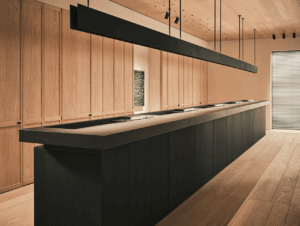 Stylische Self-Checkout-Terminals im neuen Zara-Flagship-Store in Barcelona. Der internationale Fashion-Retailer setzt schon lange auf RFID.