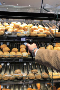 Bake-off-Artikel: Nachdem er die Tüte mit Brötchen gefüllt hat, scannt der Kunde den Strichcode an der Regalschiene und gibt auf dem Display die Anzahl der Brötchen ein. Die Waage im Einkaufswagen gleicht das Gewicht ab 