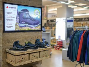 Im Zusammenspiel mit RFID-Tags an den Produkten können sachliche Produktinformationen, Image-Videos o. Ä. noch zielgenauer auf Videowalls und Screens ausgespielt werden.