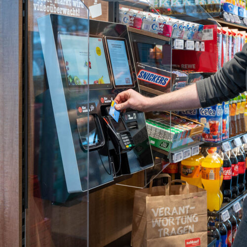 Bezahlt wird bargeldlos an einer Self-Checkout-Kasse per EC- oder Kreditkarte.