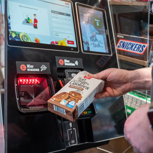 Die gewähten Waren werden am Checkout-Terminal gescannt.