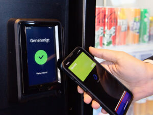Nach dem Scannen eines bargeldlosen Zahlungsmittels können Kund:innen den Automaten öffnen und Produkte entnehmen