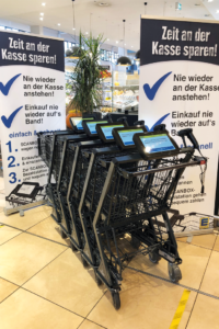 Plakate im Eingangsbereich animieren die Kunden zur Nutzung des „Smart Shoppers“ 