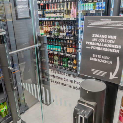 Zugangskontrolle zum gesonderten Bereich für alkoholische Getränke