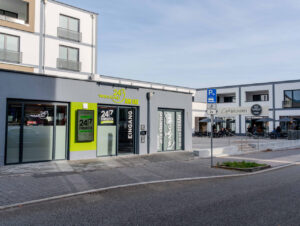 Außenansicht mit Wasgau Café im Hintergrund