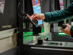 An den SB-Kassen können Kund:innen mit Bargeld, Karte, App oder Kaufland Pay bezahlen, die Wahlfreiheit soll erhalten bleiben.