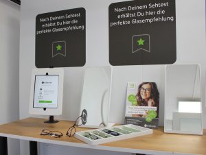 Am Terminal kann eine Vorauswahl von sechs Brillenfassungen getroffen werden.