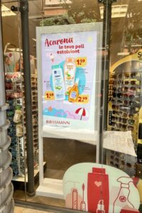 Die 55-Zoll-Displays sind gezielt nach außen ausgerichtet, um Passanten vor dem Betreten der Filiale anzusprechen.