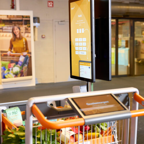 Der Bildschirm an der Express-Kasse leitet durch den Checkout-Prozess.