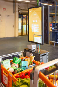 Der Bildschirm an der Express-Kasse leitet durch den Checkout-Prozess.