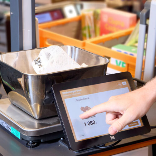 Die intelligente Waage ist eine Eigenentwicklung von Colruyt. Sie kann für Produkte ohne Barcode wie Obst und Gemüse genutzt werden.