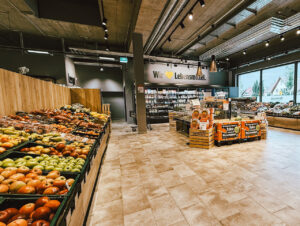 Die geräumige Frischeabteilung von Edeka Beckesepp