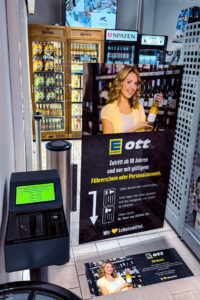 Der Zugang zum Alkohol-Angebot ist via Führerschein- oder Ausweiskontrolle geregelt