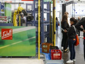Der Flaschentischroboter „RoSi“ von Sielaff sortiert bis zu 18 verschiedene Gebinde automatisch in die passenden Getränkekästen.