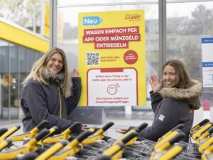 Das Hybridschloss von Wanzl zielt auf Kund:in ab, die keine Münze oder keinen Chip zur Hand haben.