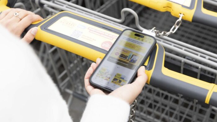 Mit dem neuen Konzept von Netto lassen sich Einkaufswägen mit dem Smartphone entriegeln.