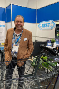 Edeka-Händler Robert Aschoff mit dem neuen „Scan-Cart“, eine Eigenentwicklung von KBST