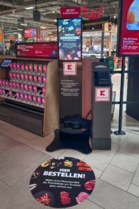 Über die im Eingangsbereich aufgestellte Bestellstele wählen Kund:innen ihre Produkte vorab aus, die anschließend an der Bedientheke vorbereitet werden.