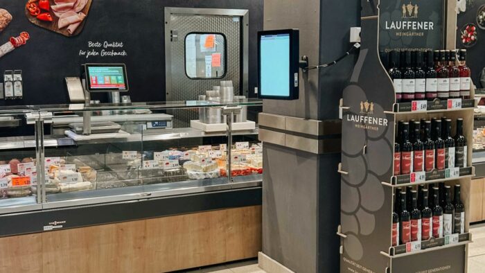 Die Vorbestellung von der Stele wird parallel vorbereitet und kann anschließend an der Bedientheke abgeholt werden.