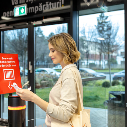 Am Ausgang wird der Kassenbon per Barcode geprüft und anschließend der Durchgang geöffnet
