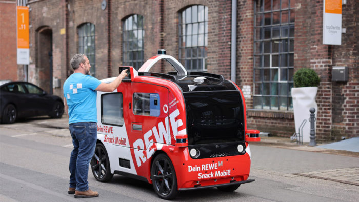 Das „Rewe Snack Mobil“ vor dem Carlswerk in Köln.