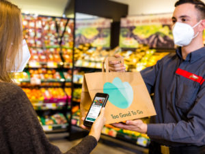 Mit der Too Good To Go-App von Spar sehen Kund:innen auf ihrem Smartphone, in welchem Supermarkt sie vergünstigte Lebensmittel-Pakete bekommen.