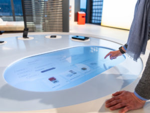 Touchscreen im Tisch: Im Showroom von Warema, Anbieter von Sonnenschutzsystemen und Sonnenjalousinen, informiert ein großer Touchscreen über das Sortiment.