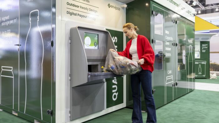 Pfandabgabe einfach gemacht: Der „Quantum” von Envipco nimmt ganze Säcke mit gemischtem Leergut an und verarbeitet bis zu 100 Teile pro Minute.