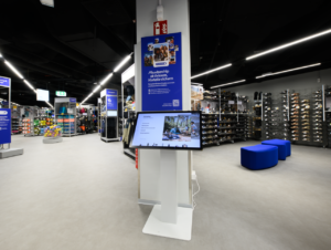 Freistehende Digital-Signage-Stelen sollen Markenkommunikation und Kundenansprache an einem zentralen Punkt bündeln.