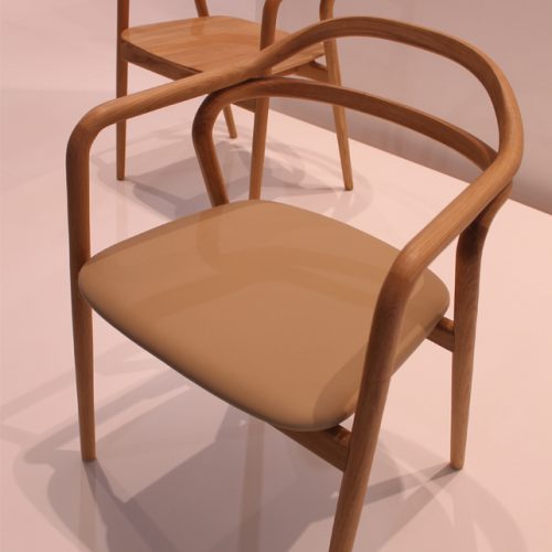 John Pawson formt Stühle aus nur zwei hölzernen Schwingen.
