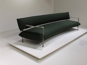 Das Samtsofa der Pariser Design-Brüder Ronan und Erwan Bouroullec.