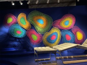 Die vom Thema Reisen inspirierte Vuitton-Kollektion Objets Nomades wird von Campana mit farbigen Wand-Formen illustriert.