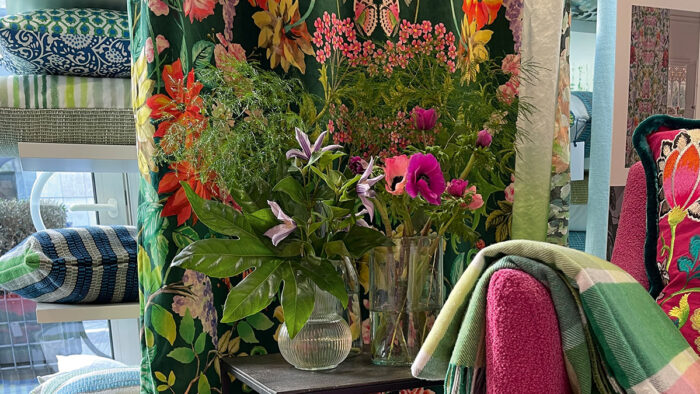Florale Inszenierung im Showroom von Designers Guild