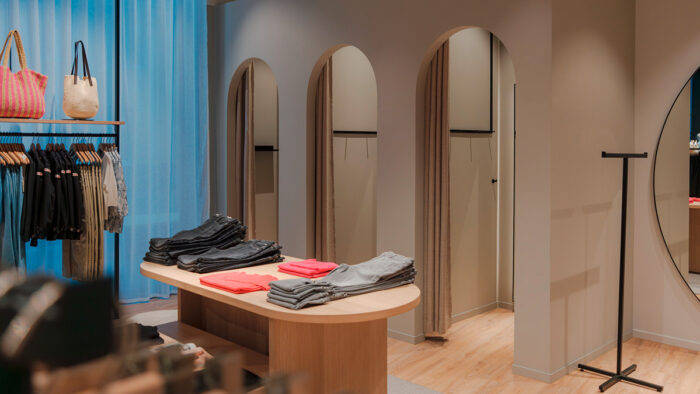 Umkleidekabinen als bogenförmige Nischen – die Möblierung lässt sich für Veranstaltungen verräumen