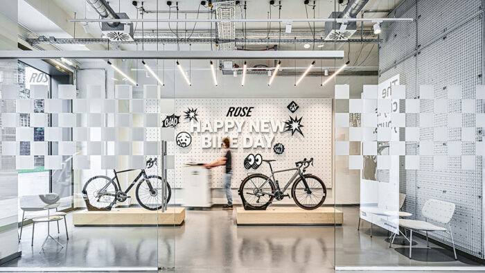 Ähnlich wie im Museum werden im neuen Rose Bike Store Berlin Premiumräder auf Podesten inszeniert