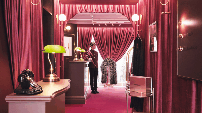 Wes-Anderson-Reminiszenz:
Maison Mytheresa feiert mit seinem
Pop-up-Store in St. Moritz den
nostalgischen Glamour von
Grandhotels