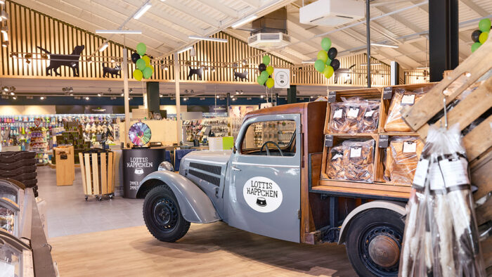 Eyecatcher: Präsentation der Eigenmarke „Lottis Häppchen“ im aufwendig restaurierten Oldtimer