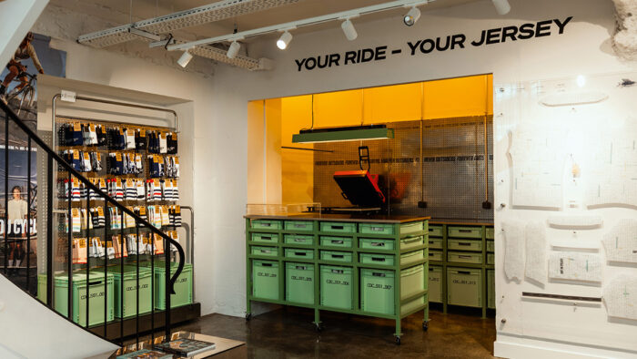 Vintage-Lagerregale und moderne
Displays verbinden Industriecharme mit französischer
Eleganz