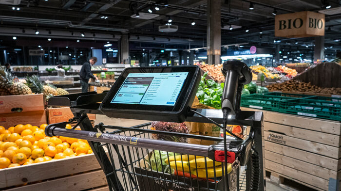 Der Smart Shopper im E-Center Kulinarikwelten Stengel in Fürth mit Display und Barcode-Scanner.