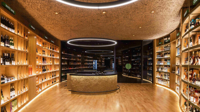 Für das Interior des nominierten Sirius Wine Shop in Pristina wurden Schlamm, Holz und Heu eingesetzt.