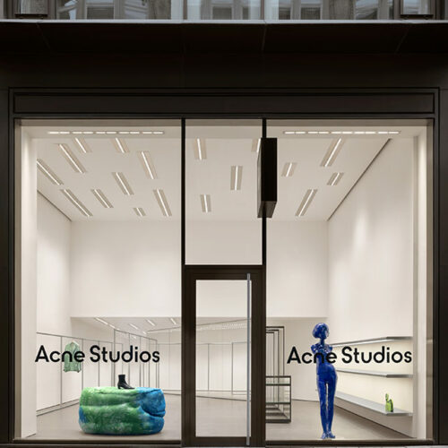Die großzügigen Schaufenster des Stores bieten einen Einblick in die neuesten Kollektionen.