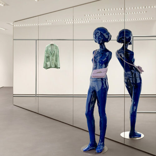 Die Schaufensterpuppen wurden von dem britischen Bildhauer Daniel Silver für die Stores von Acne Studios entwickelt